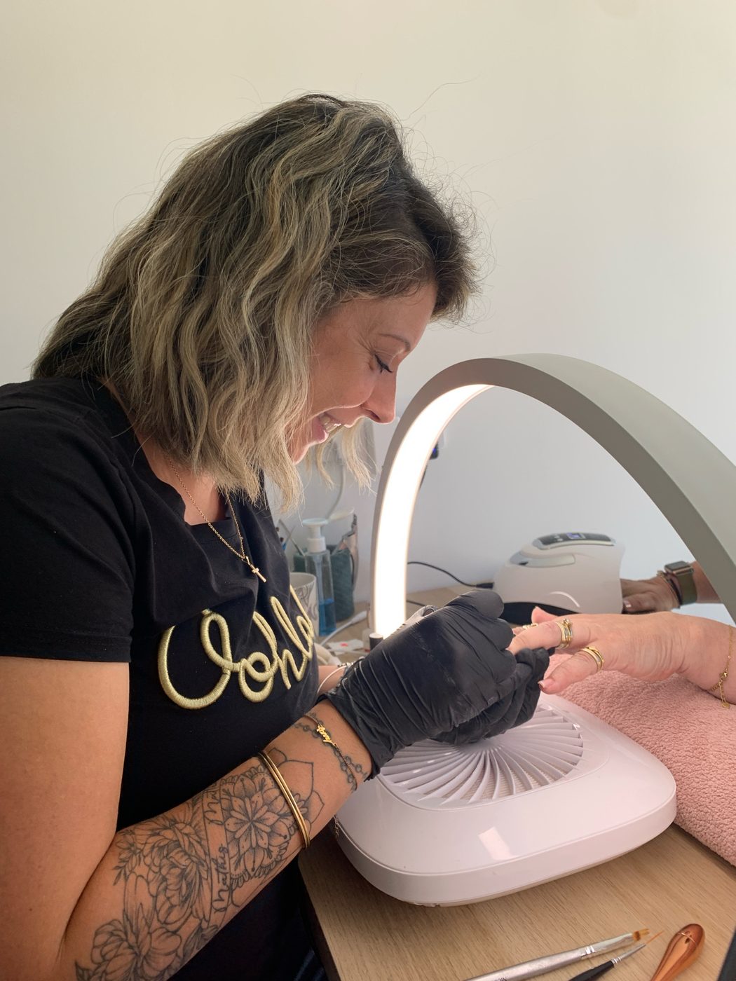 Fanny, prothésiste ongulaire de l'institut Concept M'Beauté, en plein soin des ongles