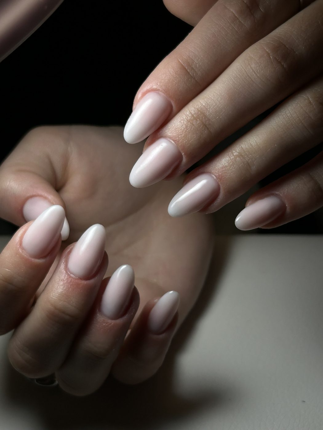 Pose gel baby-boomer effet laiteux sur ongles amande