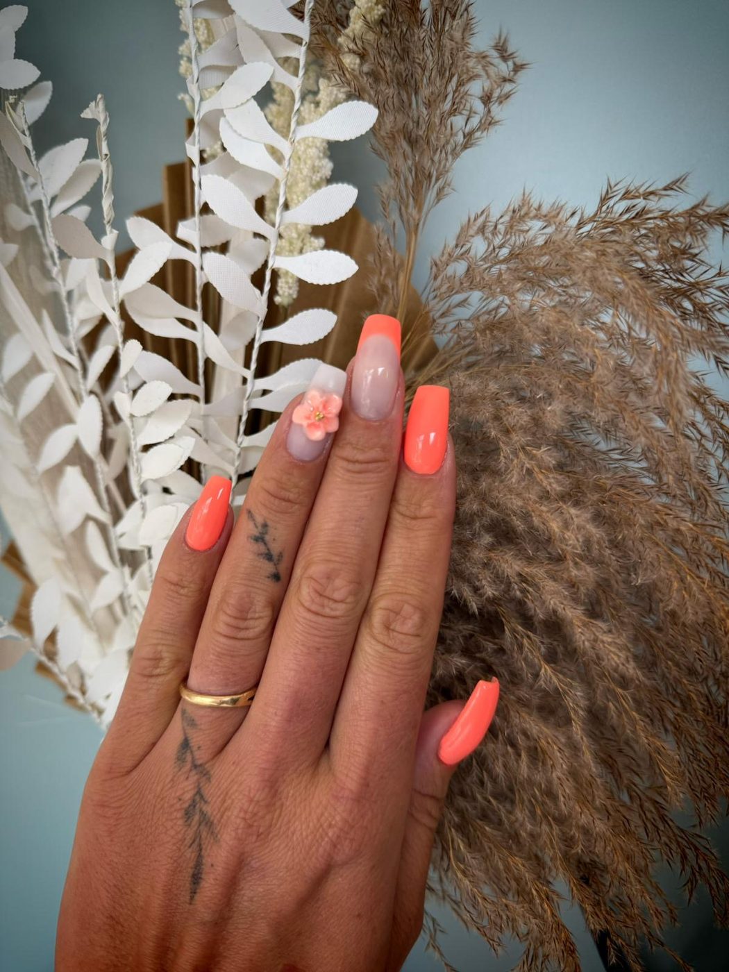 Pose d'ongles en gel corail avec fleur 3D, forme ballerine