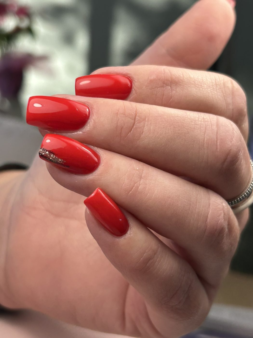 Pose d'ongles en gel rouge intense brillant, forme ballerine